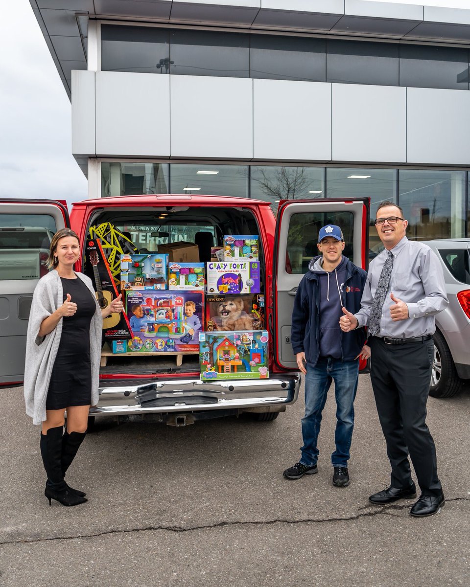 oakvillepffa's tweet photo. We proudly loaded up this truck full of toys today with help from our friends at the Oakville fire department earlier today. Very pleased with how many toys were brought together by our staff here at Budds😊 #BuddsChev #OakvilleChristmas  #oakvillefirefighterstoydrive https://t.co/tCkGyu5RGi