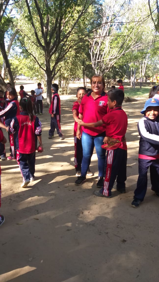 DEPORTE_GobOax's tweet photo. Coadyuvando al uso de espacios públicos, la Unidad de Cultura Física y Deporte de la #CECUDE, realizó en el bosque El Tequio, una actividad con la escuela primaria Bicentenario del municipio de @MZaachila.
#Oaxaca
@alejandromurat
@IvetteMurat https://t.co/HzI8NZk074