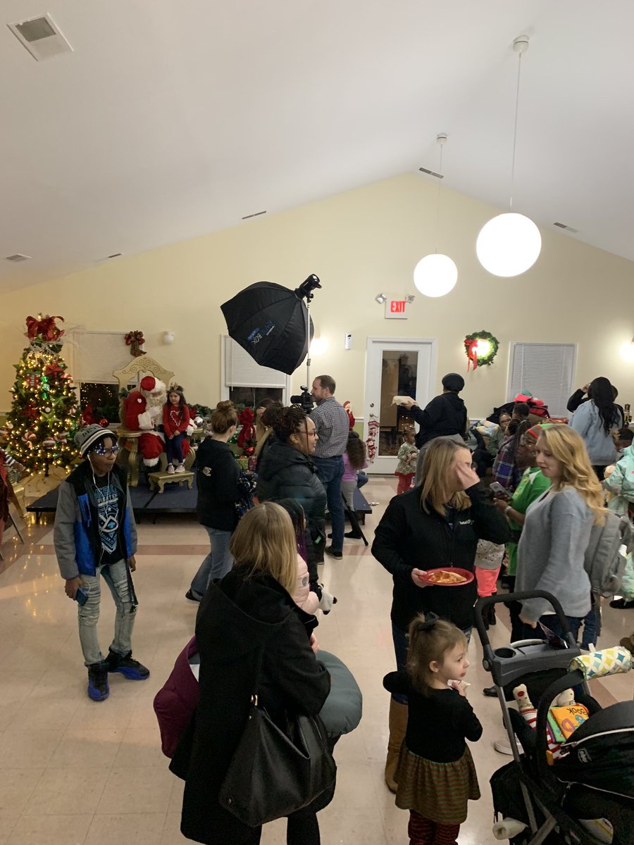 LHSGenerals_Art's tweet photo. Art Honors students visited One Parent Scholar yesterday to paint the faces of some very excited children! They got to make some crafts and get their picture with Santa 🎅 Love these kids! https://t.co/3rpHD6yvWE