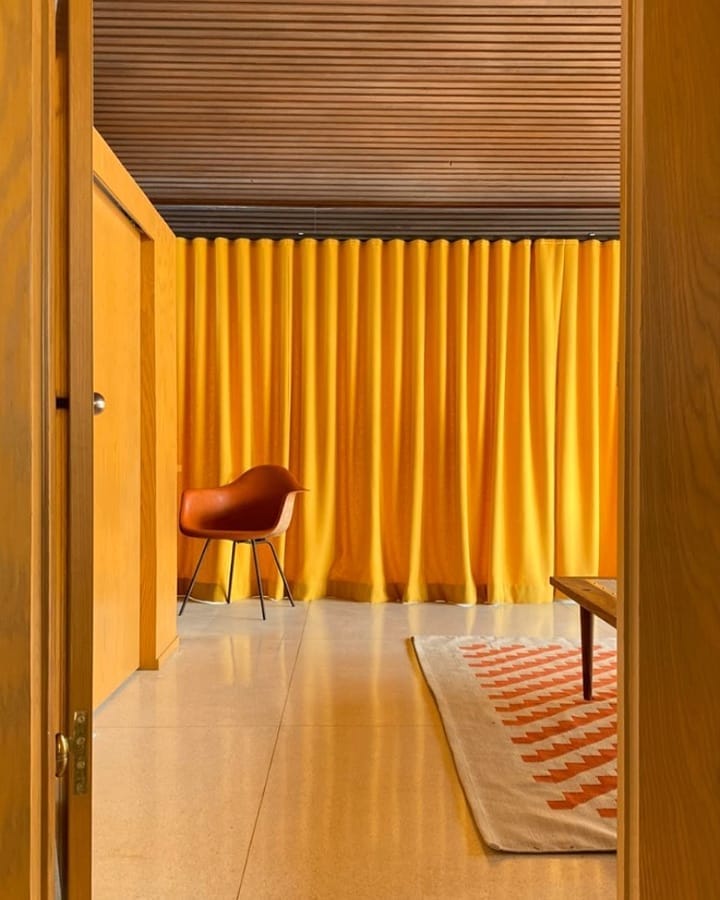ModernismWeek's tweet photo. A golden moment at the Modernism Week Featured Home: Miles Bates "Wave" House by #StaynerArchitects✨ Designed in 1955 by #WalterSWhite, the home became the first #PalmDesert landmark to be National Register of Historic Places. Tickets available online: https://t.co/SPCmgjEpcS https://t.co/CkHD4qGsOz
