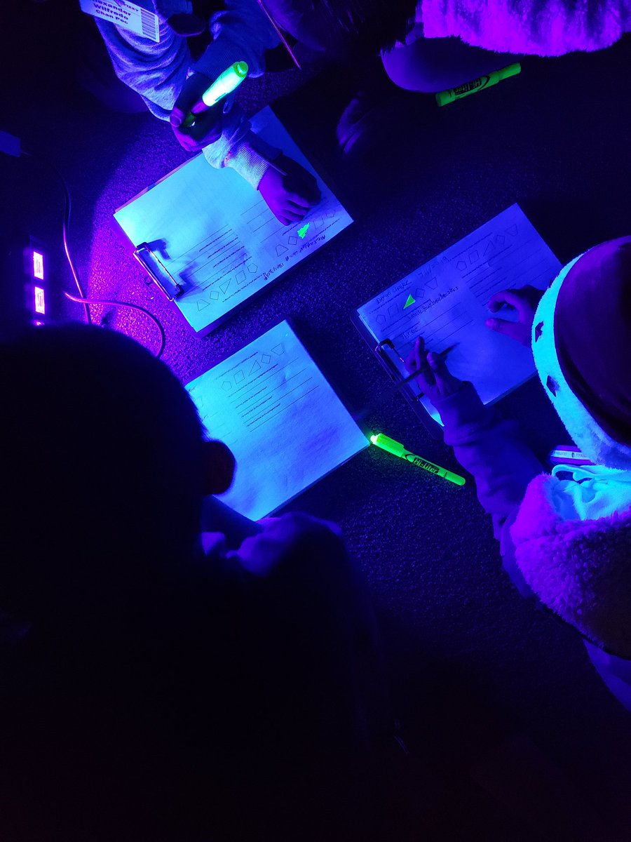 AliceaFabiola's tweet photo. Finding 2D shapes with a blacklight! #collinsmission #3rdgradegeometry https://t.co/HCIICVjeNh