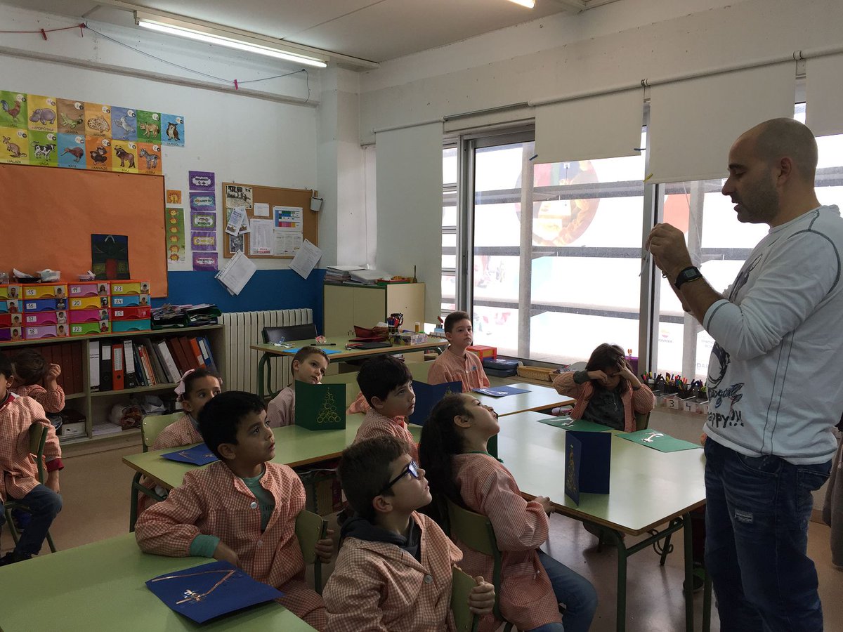 PiE_teacher's tweet photo. Felicitació de Nadal #STEAM. Els nens de #1r de l'@EscolaSaavedra hem après moltes coses fent-la. https://t.co/N7qsVYWeD4
#RoboticaEscSaavedra @aliancesmagnet @etseURV @AliancaStem @FundacioBofill @petitsenginyers #STEAMCat #STEMcat #ActitudSTEM https://t.co/a6YT3lvyfk
