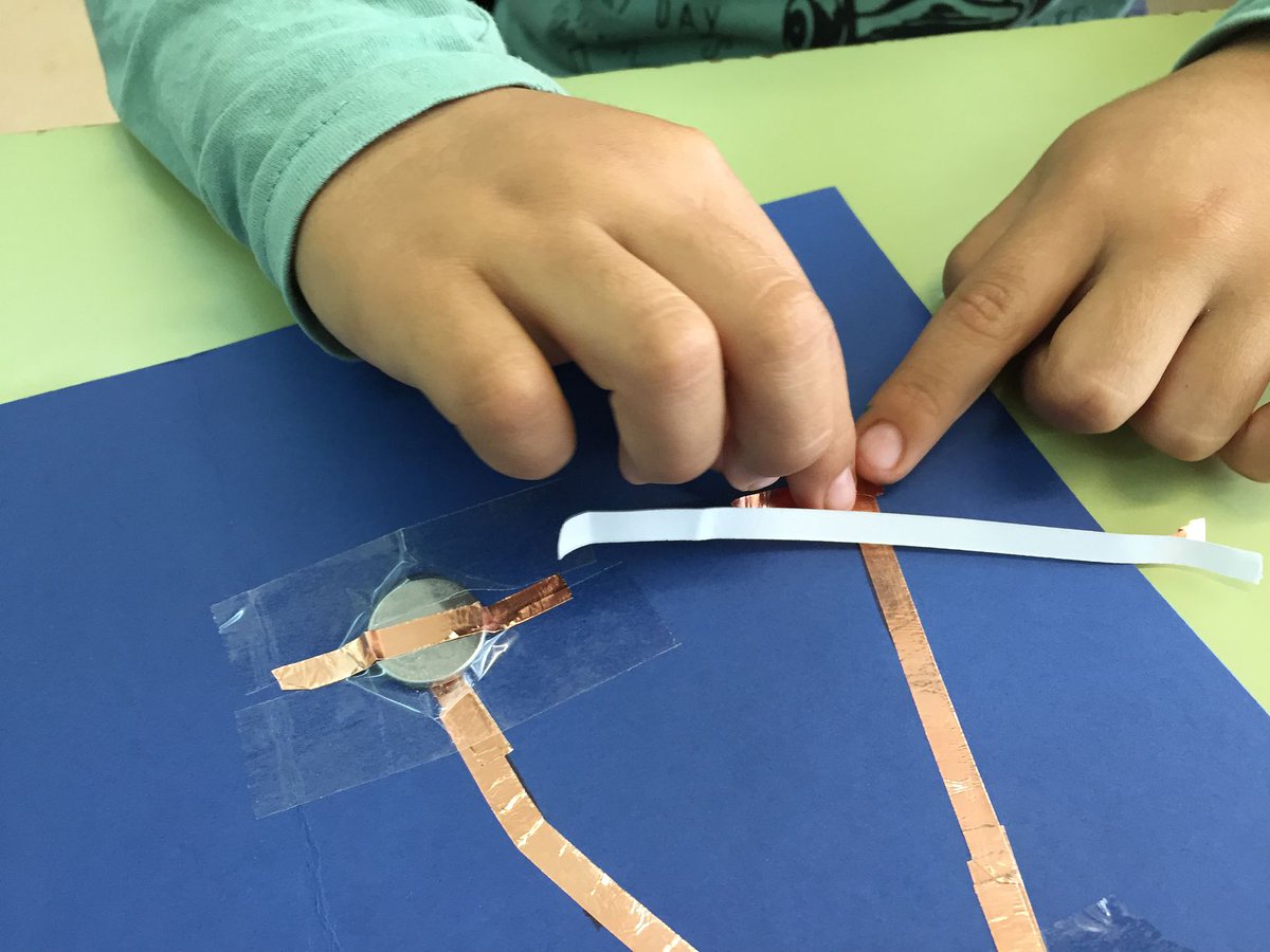 PiE_teacher's tweet photo. Felicitació de Nadal #STEAM. Els nens de #1r de l'@EscolaSaavedra hem après moltes coses fent-la. https://t.co/N7qsVYWeD4
#RoboticaEscSaavedra @aliancesmagnet @etseURV @AliancaStem @FundacioBofill @petitsenginyers #STEAMCat #STEMcat #ActitudSTEM https://t.co/a6YT3lvyfk