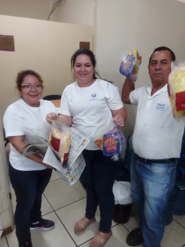 SITRAMITPS's tweet photo. Ya iniciamos en todas las oficinas departamentales y centros de recreación la entrega de tu #RegaloNavideñoSITRAMITPS. https://t.co/inwy66ICRI