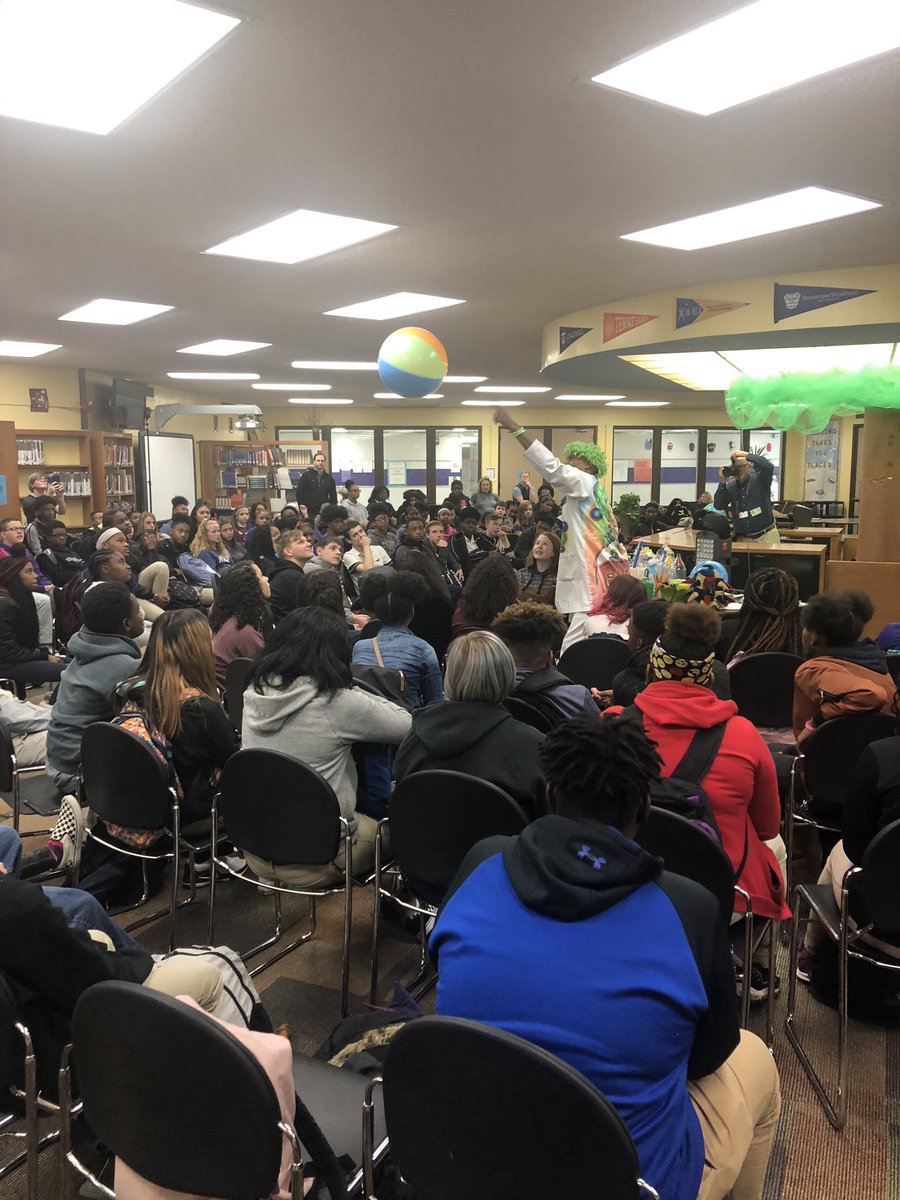 EmeriGordon's tweet photo. Michael Green is the Science Machine.  Enjoyed having you with us today. The students loved your presentation.@hamcoschools @ekjazz71 @HCSHarrisonBay @BrownMSChargers @MonicaLGordon 
#livinglegends https://t.co/whxzCaUWe9