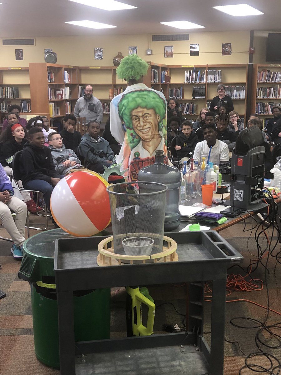 EmeriGordon's tweet photo. Michael Green is the Science Machine.  Enjoyed having you with us today. The students loved your presentation.@hamcoschools @ekjazz71 @HCSHarrisonBay @BrownMSChargers @MonicaLGordon 
#livinglegends https://t.co/whxzCaUWe9