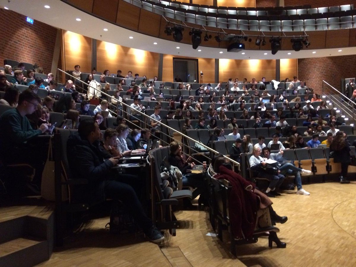 Onze Eventmanager Shalini informeerde vanavond studenten European Studies van de Haagse Hogeschool waarom City Host de ideale vrijwilligersjob is. Dit is onderdeel van onze samenwerking met HHS om studenten actief te betrekken bij vrijwilligerswerk als City Host van Den Haag.