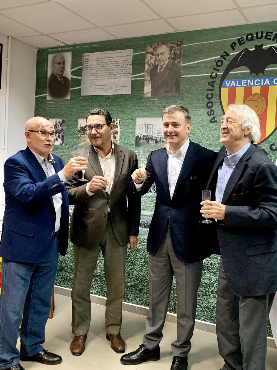 eltemplodelgol's tweet image. El brindis navideño en la @apavcf con Amedeo Carboni y Juan Cruz Sol 

#amuntvalencia #vcf #somvcf #valencia #football #unsentimentetern #amadeocarboni #mismoclubnuevaera #futbol #mestalla #carboni #soccer #amuntvcf #amunt #vcfontour #spain #fútbol #vcfblu