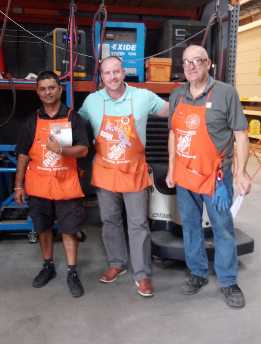 Our awesome 0221 Receiving associates Persaud and Bob being recognized by AJ for their jobs well done <a href="/KerreanT/">Kerrean Tucker</a> @SueC0221 @a_2da_j @JacobRobertsTHD <a href="/Chris_J_Mangino/">Chris Mangino</a> @PennyPaladino