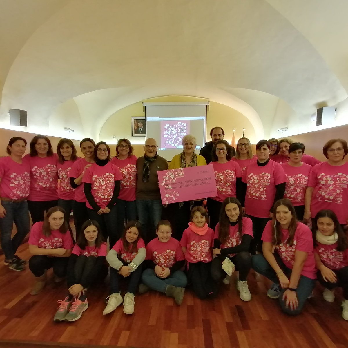 CursaDonaPreses's tweet photo. Avui hem fet entrega a @oncolliga del xec per 15800€ recollits a la 3a #cursadonalespreses 
Gràcies a @lespreses_cat a @FundaciolaCaixa
a totes les empreses col·laboradores, voluntaris i sobretot a les 2002 dones que hi vau participar!
 #garrotxa https://t.co/SvfOshFek1
