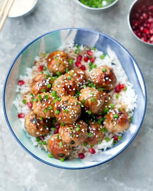 Avez-vous faim? Voici des boulettes de poulet au sésame que vous allez adorer! Elles sont remplies de saveur grâce à leur sauce aigre-douce à la mélasse de grenade 😋 La recette sur fraichementpresse.ca
-
-
-
#Fraichementpresse #chickenmeatballs #boul… bit.ly/35jv708