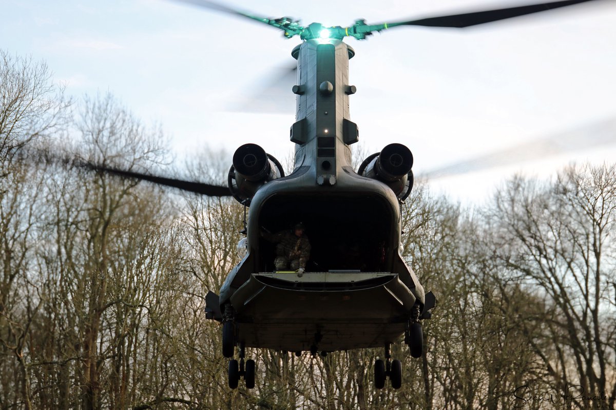 A Chinook HC.6A of 28 Sqn OCU <a href="/RAFBenson/">RAF Benson</a> conducting some CAL working on a recent training sortie.

@StnCdrRAFOdiham