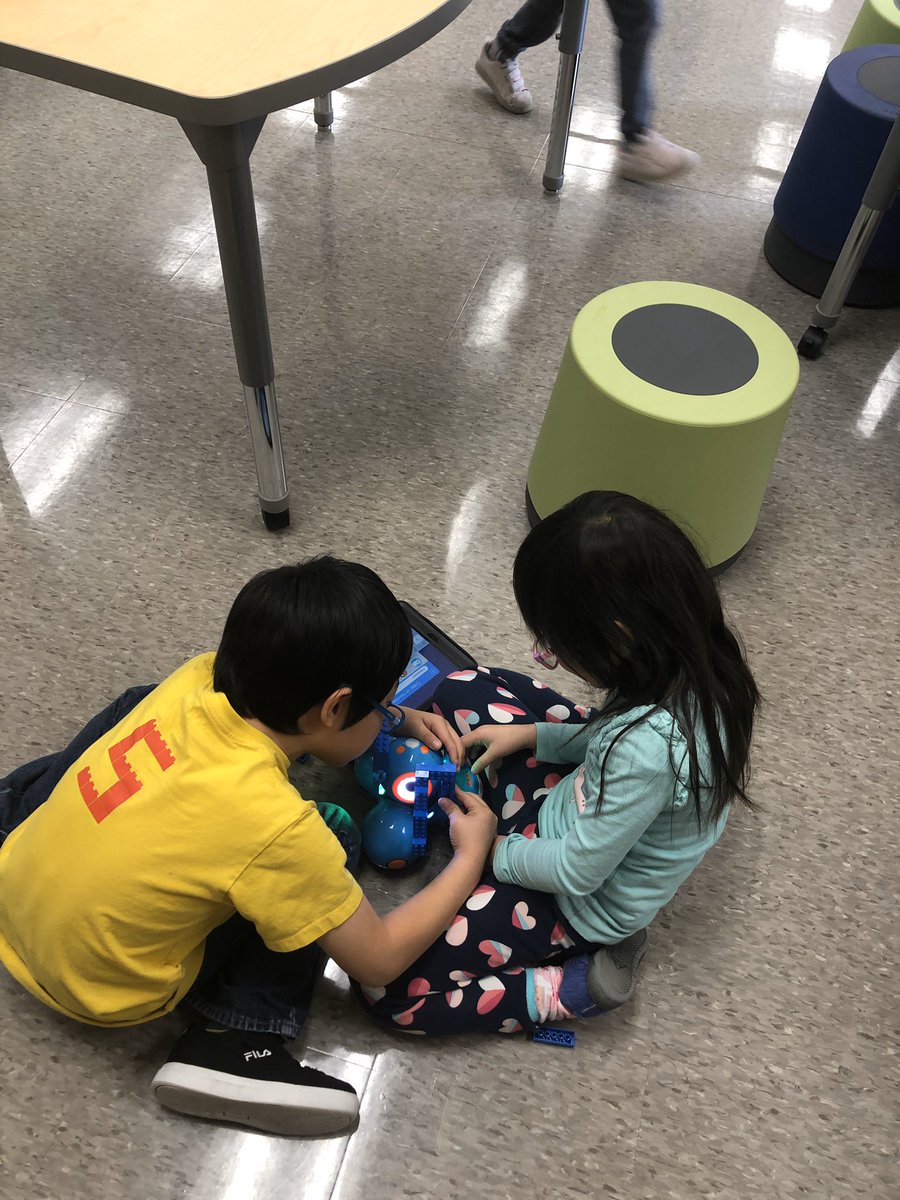 MsAnniWong's tweet photo. Today the grade 1’s in FI took on the dash and dot animal challenge and created 🐊 🐘 🐈 and 🦕 Aujourd’hui le premier année utilise lego et le robot pour créer des animaux @VictoriaSq_PS https://t.co/L5EtnSz0yA