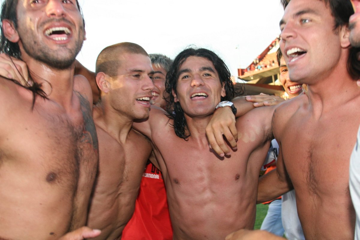 DiarioOle's tweet photo. 🔙 El 12 de diciembre de 2004, #Newells se consagraba CAMPEÓN del fútbol argentino ⚫🔴🏆
⚽🎩 Ortega, Belluschi, Marino, Scocco, Villar y Seba Domínguez, las principales figuras de aquel equipo del Tolo Gallego. https://t.co/PzbDmDkDPb