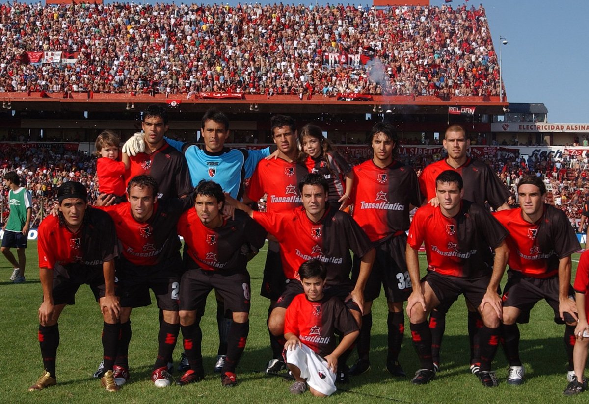 DiarioOle's tweet photo. 🔙 El 12 de diciembre de 2004, #Newells se consagraba CAMPEÓN del fútbol argentino ⚫🔴🏆
⚽🎩 Ortega, Belluschi, Marino, Scocco, Villar y Seba Domínguez, las principales figuras de aquel equipo del Tolo Gallego. https://t.co/PzbDmDkDPb