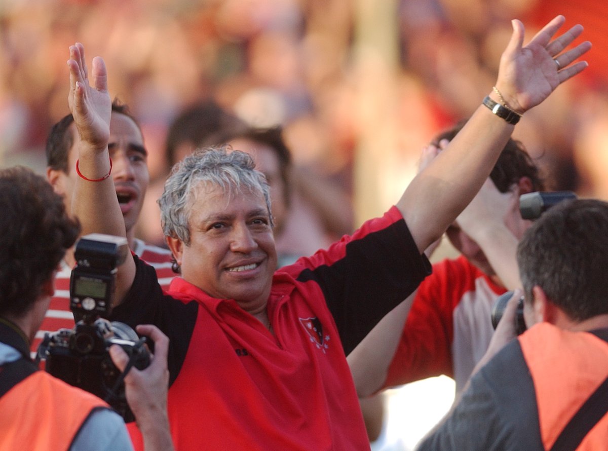 DiarioOle's tweet photo. 🔙 El 12 de diciembre de 2004, #Newells se consagraba CAMPEÓN del fútbol argentino ⚫🔴🏆
⚽🎩 Ortega, Belluschi, Marino, Scocco, Villar y Seba Domínguez, las principales figuras de aquel equipo del Tolo Gallego. https://t.co/PzbDmDkDPb