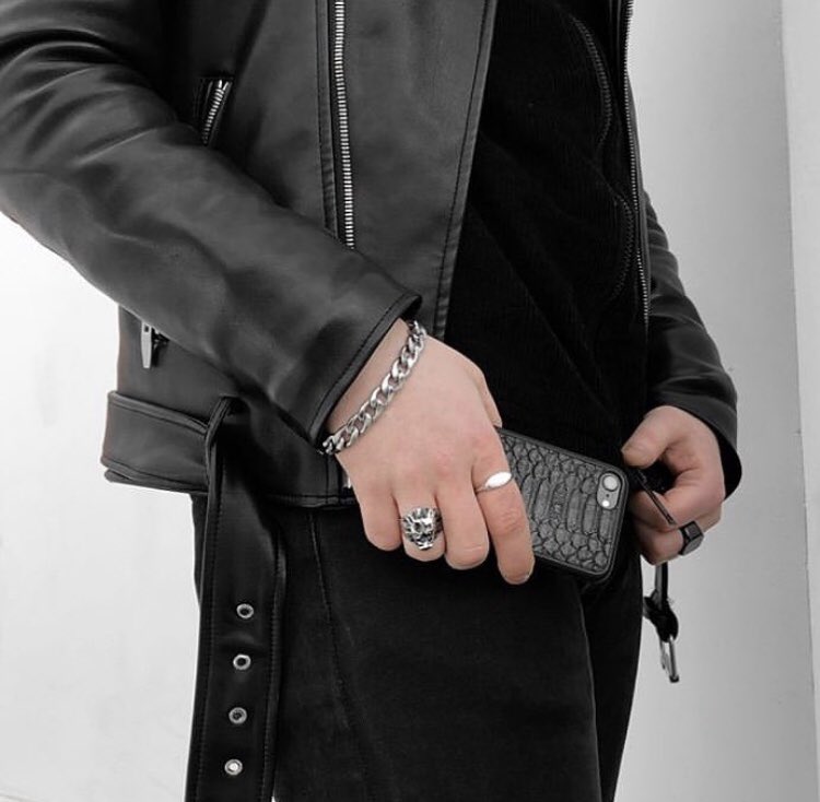 Michael_Louis_'s tweet image. Yesterday I wore black, today I am wearing black, tomorrow I will wear black. #BlackPythonCase
(Photo via @sick_bstrd)
#MichaelLouis
