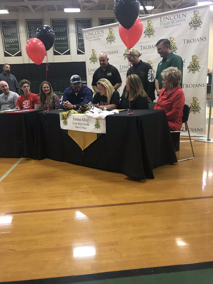 emma_alleyy's tweet photo. Signing day! #SoundTheSiren @SoftballNwf https://t.co/EWrD9C6014