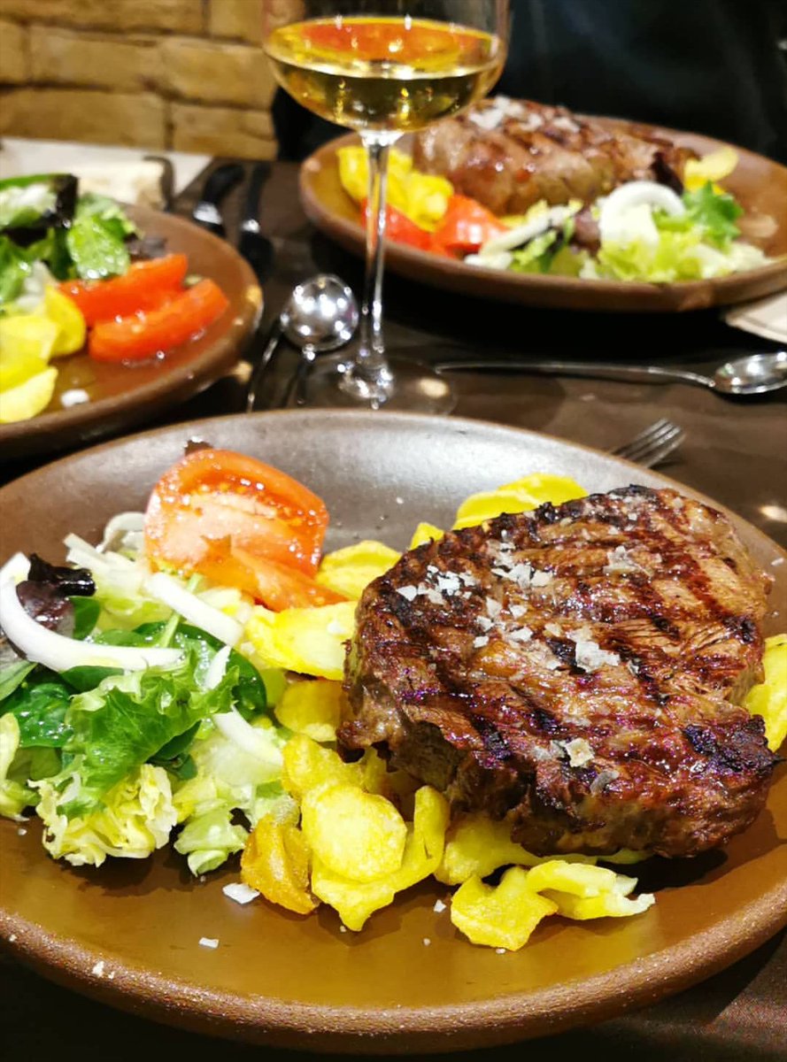 ¿Quién se apunta a la mesa? 😍🍴🍷 Excelente selección de #carnesibéricas y #vinos en el #restaurante #bodega #delTintoalOdiel #Aracena #Huelva #Turismo #Gastronomía #Enoturismo #Vinoteca #SierraDeAracena #DescubreHuelva