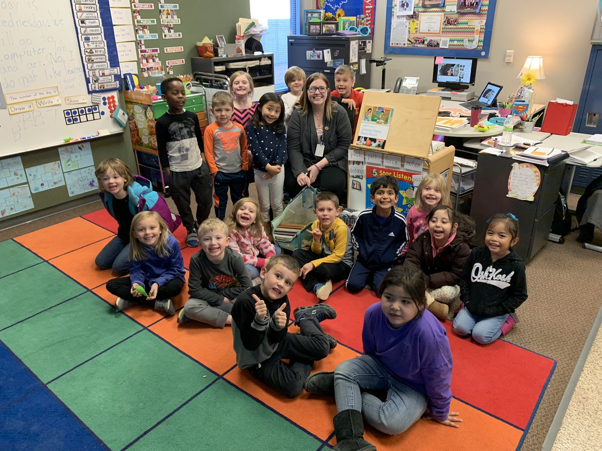 _knjames's tweet photo. #kindermd kids went through their bookshelves at home and donated books to Mrs. Bruce’s future classroom! We’re so lucky to have had her in our classroom! Congratulations on graduation @KaylaBruce2019 ! 📚🎓🤩🥳 https://t.co/F7W713W1mv