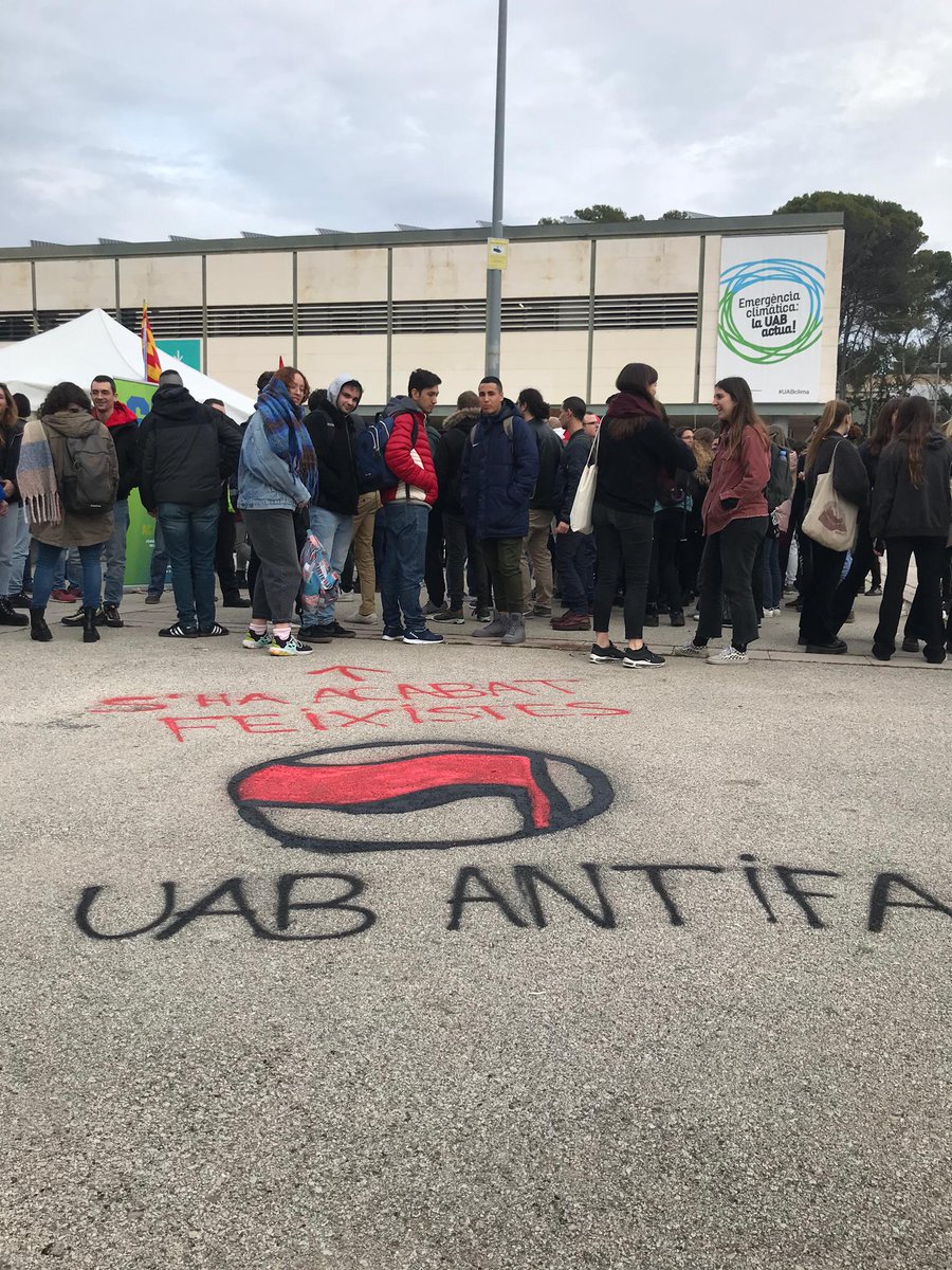 L'Autònoma torna a plantar cara a S'ha Acabat. El moviment estudiantil no blanquejarà mai aquells que porten nazis als seus actes, que col·laboren amb masclistes i racistes, que ens criminalitzen i reprimeixen i que defensen el règim del 78.
NI FEIXISTES NI AMICS DE FEIXISTES! 👊