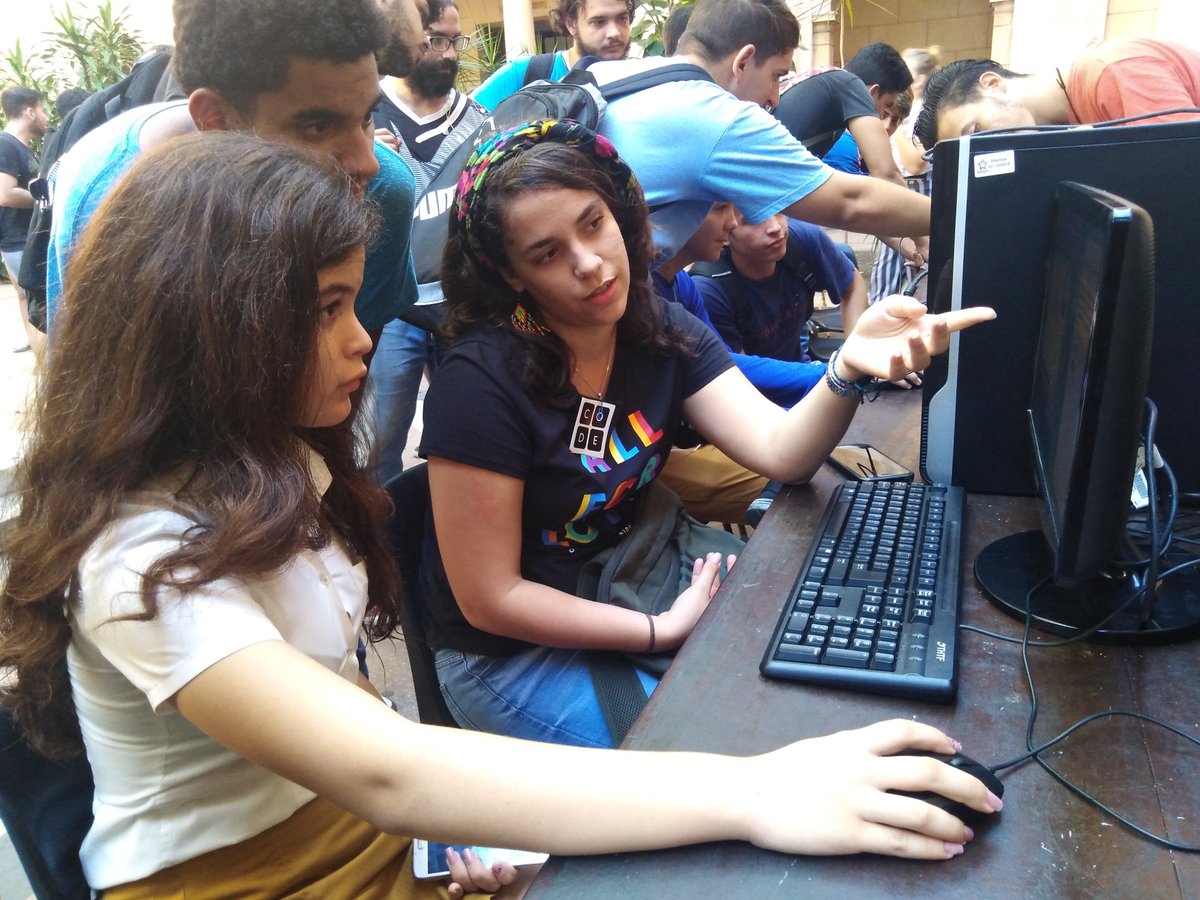 Niños de enseñanza primaria y secundaria, además de otros ojos curiosos, tomaron por asalto hoy al Patio de los Laureles, de la @MatCom_UH, para tener una #HoradelCódigo, desde #LaHabana, y a lo cubano, con materiales de manera offline.