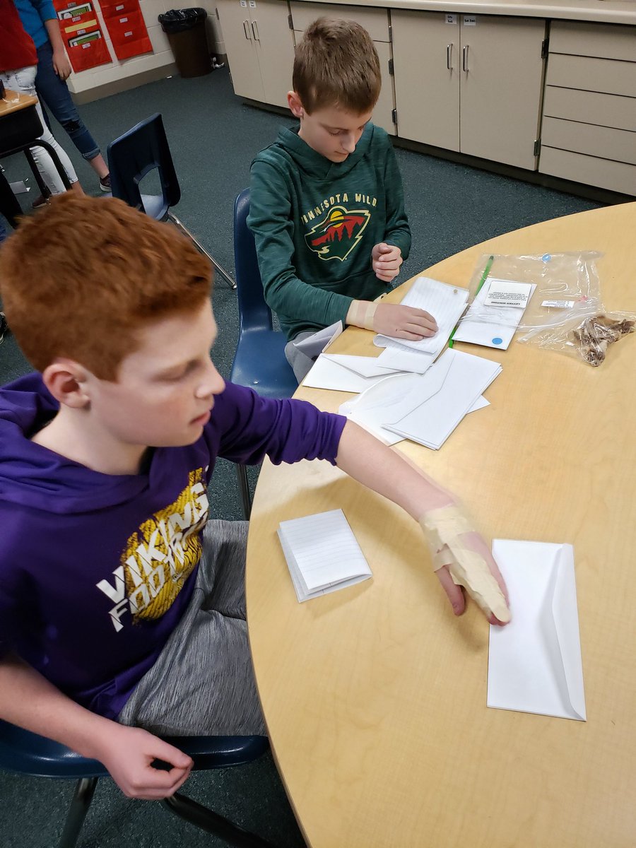brittameza's tweet photo. Learning about joints and why they are important. #fingersplints #thumbsplints #thisishowweroll https://t.co/yywhU6TX9r