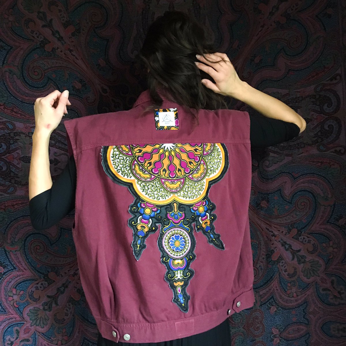 Lucid_one__'s tweet photo. work 💜🌈 available on my website! link in bio 😍

#mandalavest #smallbusiness #customized #uniquedesign https://t.co/BoynNj7y1r