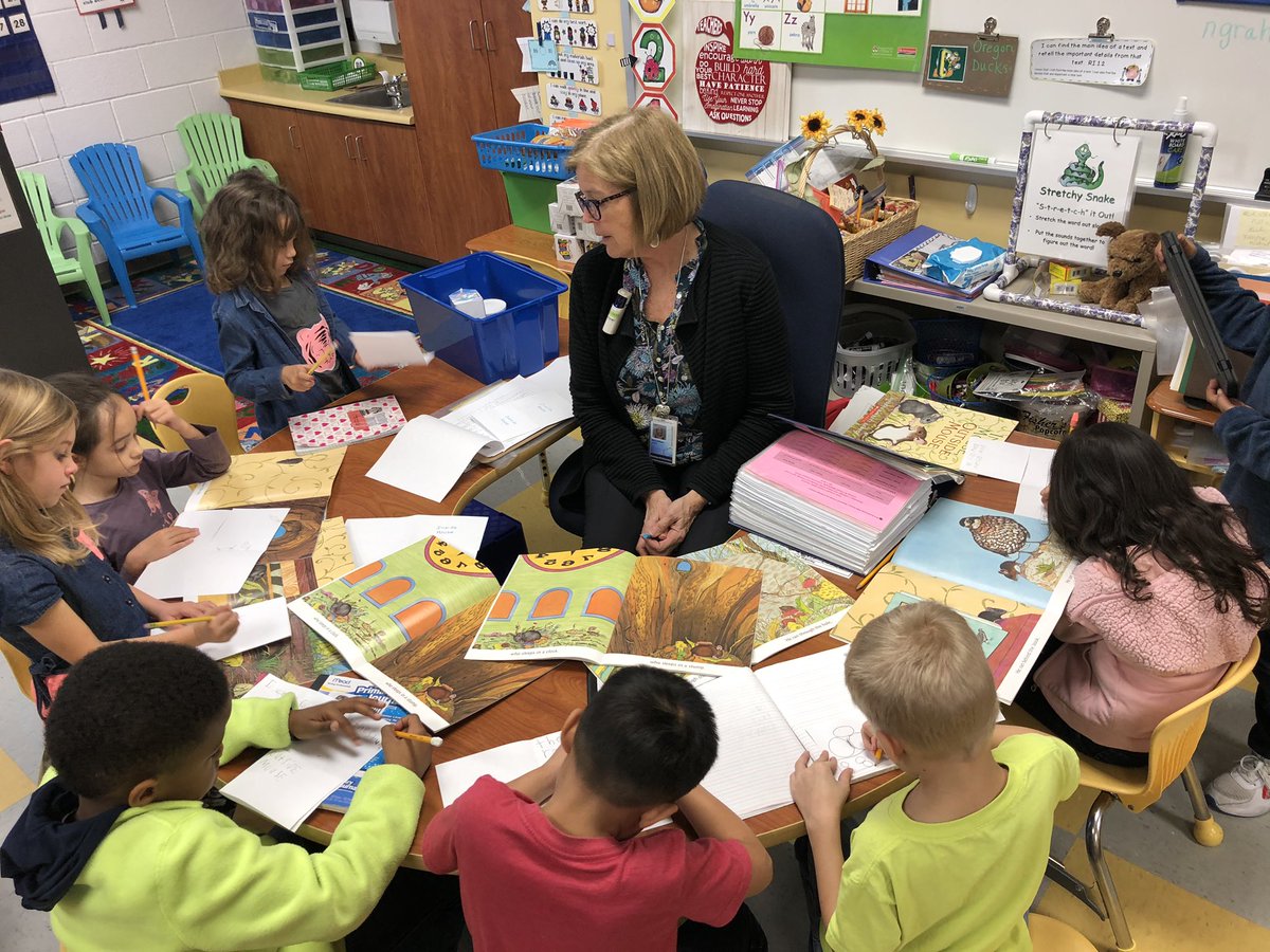 PHESreading's tweet photo. Mrs. Graham uses flip books to make finding the main idea and details fun! #PHESpride #AacpSeril https://t.co/BfM7jsKbWS