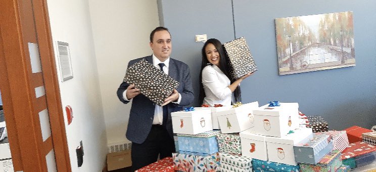 pat_fortini's tweet photo. Thank you Councillor Rowena Santos for your great work on #TheShoeBoxProject in support of Interim Placeโs #Holiday Program. You were able to collect over 200 shoe boxes filled with personal care which will be distributed to #women who have been displaced from their homes. https://t.co/OsBdFYuHLq