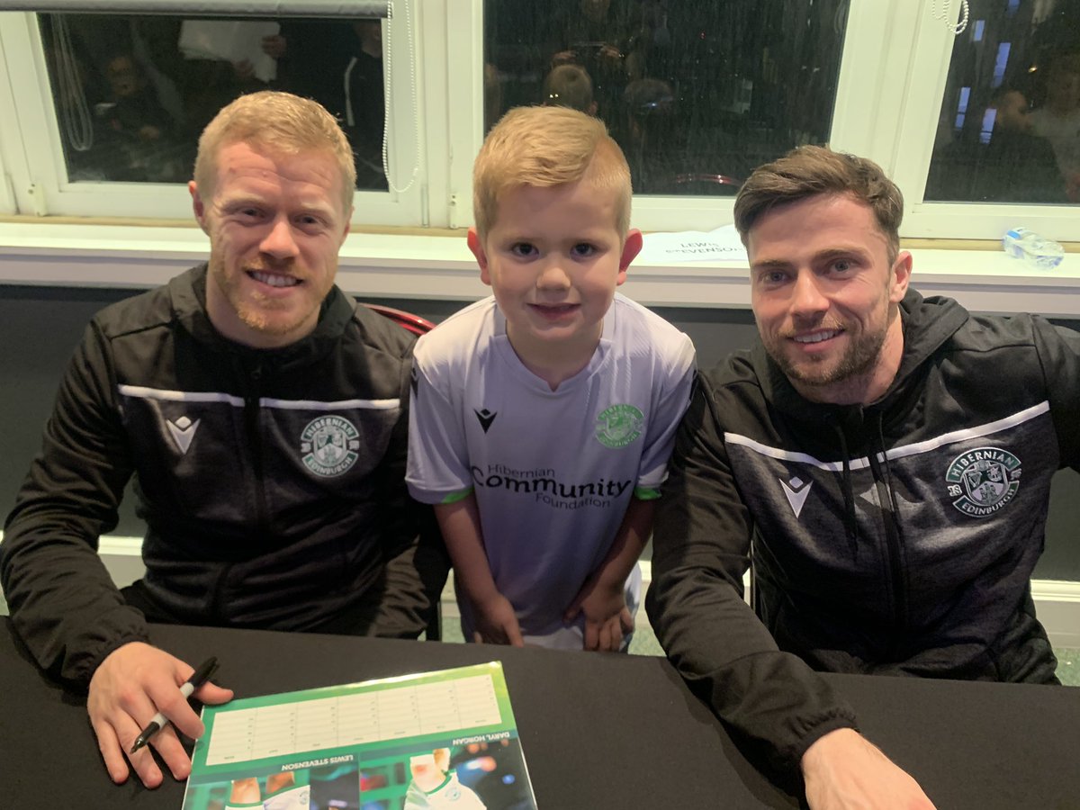 lyndsay1875's tweet photo. Fab Night at @HibernianFC Calander signing with the lads 👦🏼💚📸#happyladdie #calendarsigning #hibs https://t.co/uPnL4MdB8a