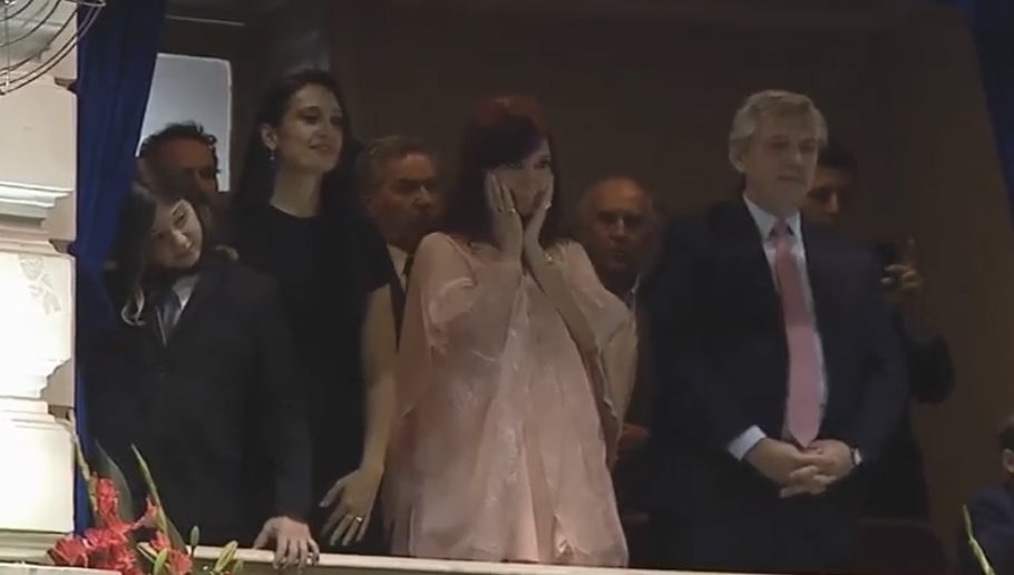 MPPopular's tweet photo. Quédate con quien te mire como @CFKArgentina mira a @Kicillofok asumir el gobierno de Buenos Aires.

#AxelGobernador #AxelKicillof #FrenteDeTodos https://t.co/sP9lJ6FTtf