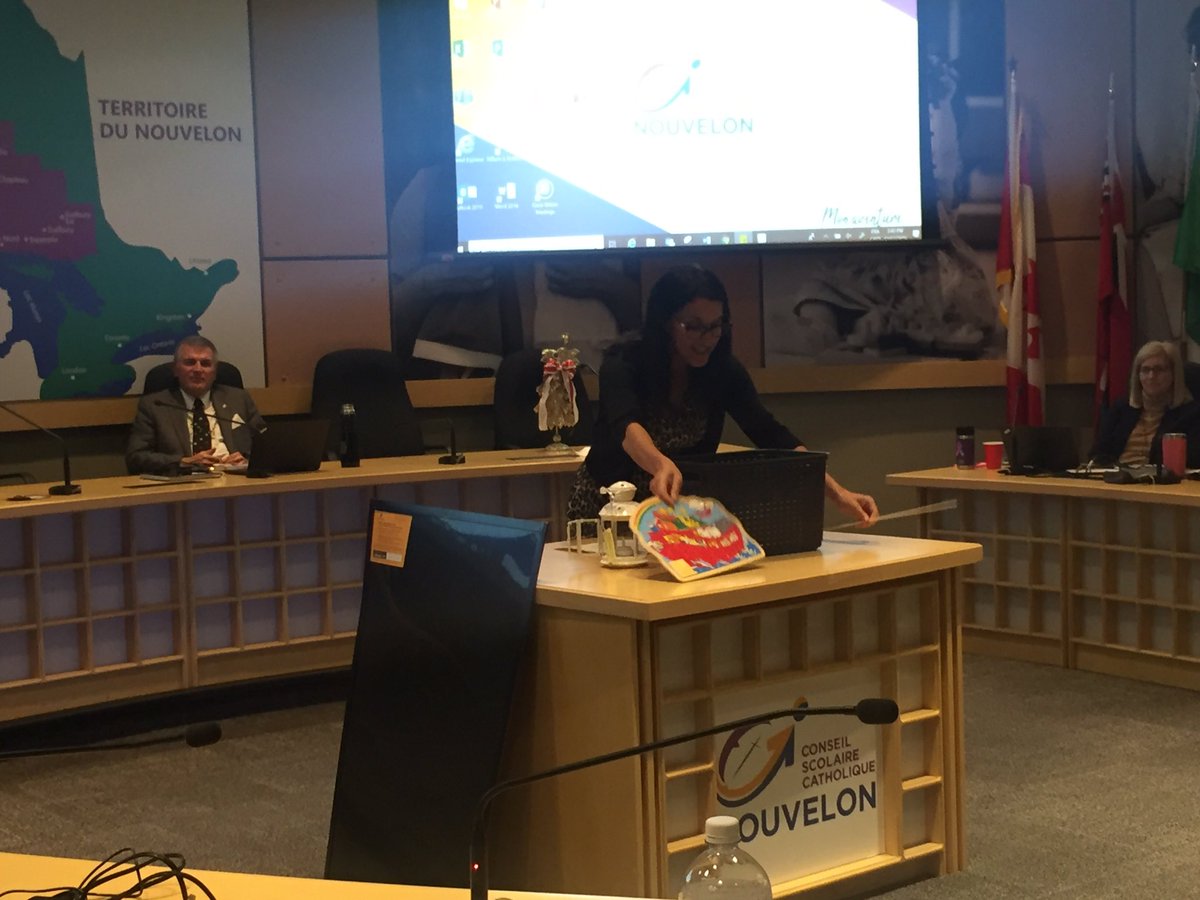 CSCNouvelOn's tweet photo. @LyseAnnePap fait un retour sur les nombreuses aventures mémorables et moments forts depuis son entrée en poste à titre de directrice de l’éducation. #NouvelonEnMouvement https://t.co/5736ADjU4J