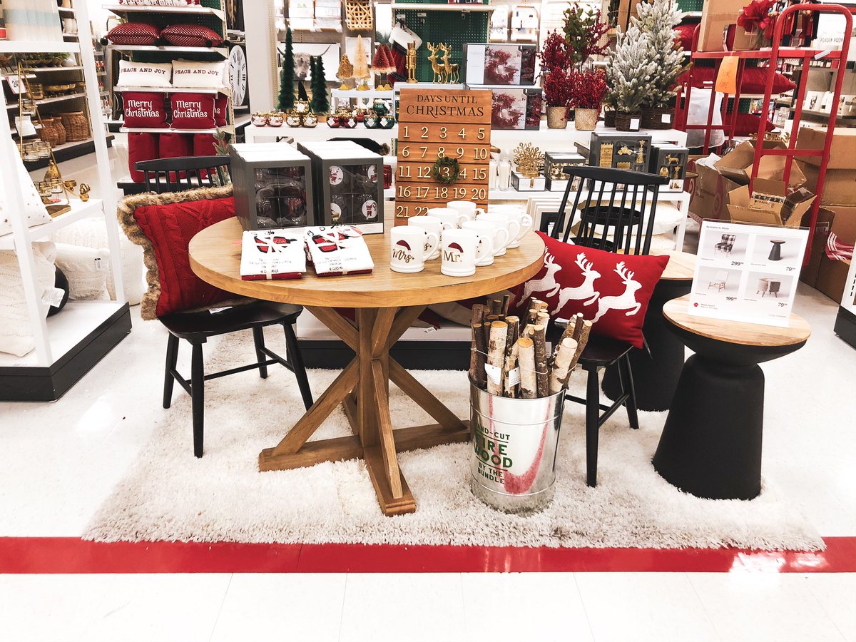 karleeT1129's tweet photo. EOL batch out, product flex strong and a full floor pad makes from happy guests. Christmas is right around the corner and we’ve got the perfect decor for you! 🎄 

@sarah_hunsucker @IanFromTarget @I_Tob26 @ContrucciJoe @StephenpTarget https://t.co/mpDDwLAf4K