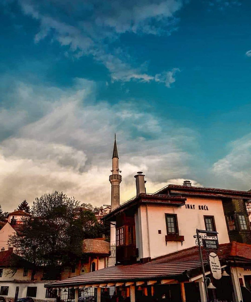 SarajevoF's tweet photo. #InatKuca i danas stoji na istom mjestu, prkosi svim vladama i simbolizuje bosanski inat! Danas ispred ulaza u nju stoji natpis: "Bila sam na onoj strani, ali predjoh vamo iz inata." #sarajevofullofjoy #visitSarajevo #destination #Sarajevo #BosniaandHerzegovina https://t.co/bkTnhmfBKz