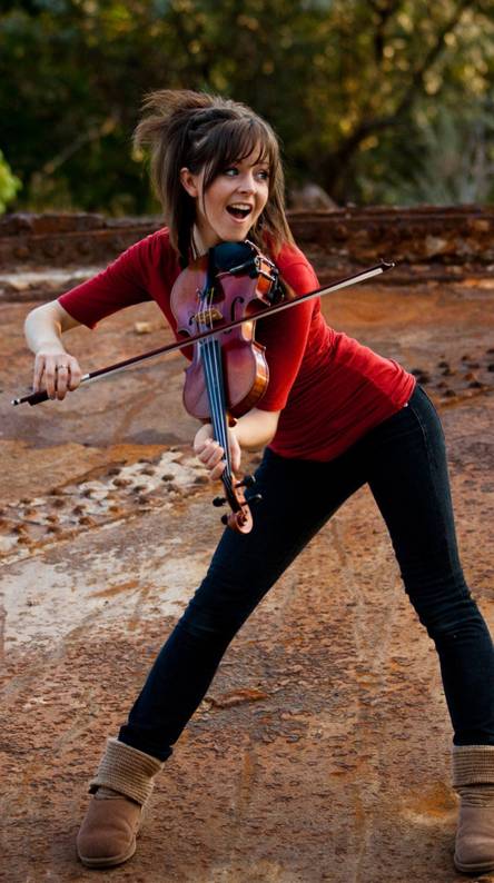 مازلت أداعب الأوتار وأعزفه لحنا 
هواه معتق في روحي ما زال نبضي
به يحيا وحرفي له يشدو ويترنم
من بداية الخليقه لهذا الزمان 
يلحن ألف قصيدة تضج بمآذن روحي
بمقطوعة موسيقيه عنواها نغمة وتر 
تغمس في وتيني إبتهالات فتنة البهاء

#ريتشانا_أنور