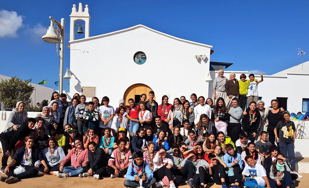 PurezaSantaCruz's tweet photo. Este puente, los miembros de Foc Tenerife se reunieron en el Minillar, en La Graciosa, bajo el lema "Somos luz, somos Foc".Haciendo vida nuestro deseo de ser siempre más y mejor, llevar a otros la luz de Jesús, sabiendo que María nos acompaña @FOCSantaCruz @FocRealejos @FocCuesta https://t.co/aKWdKVdrfP