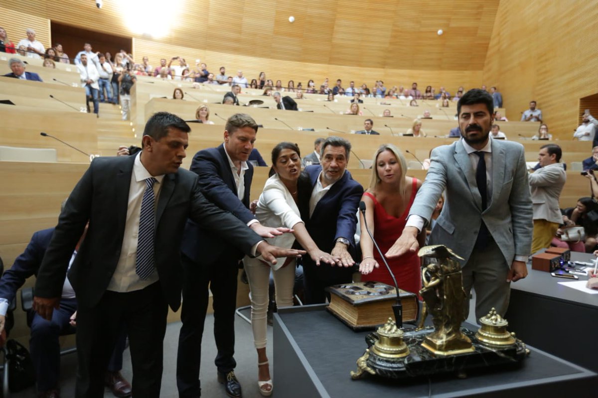 arielbatha's tweet photo. Felicitaciones amigo @francodmiranda. Por el comienzo de tu mandato como Legislador por el Dpto Río Cuarto. 
Se que harás una excelente gestión porque sos capaz, genuino y natural.

Te acompañaré como siempre, codo a codo, 🤝 para trabajar por la Ciudad y el Departamento. https://t.co/umO6V5LTw5