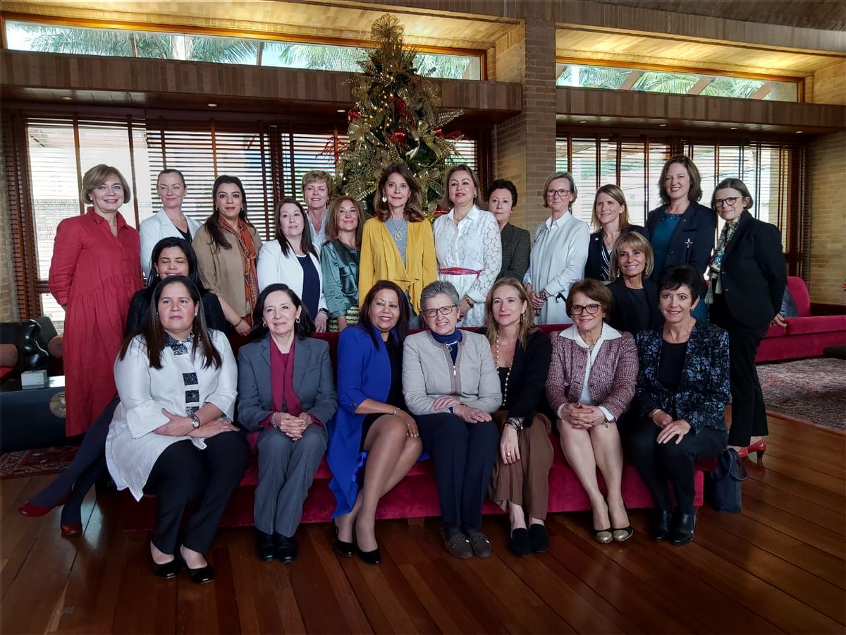 Agradezco a la Vicepresidenta <a href="/mluciaramirez/">Marta Lucía Ramírez.</a> por su invitación a dialogar junto a las Embajadoras acreditadas en Colombia sobre la importancia del Día Internacional de la Eliminación de la Violencia contra la Mujer, la paridad de género y los derechos de las niñas y mujeres.