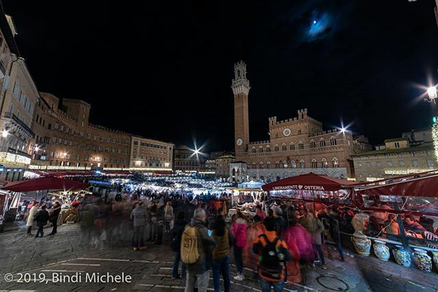BindiMichele's tweet photo. Piazza del Campo - Siena, Tuscany (Italy) #photooftheday  #photoofday  #mercatodelcampo  #siena #nikon  #foto #cool #amazing #TagsForLikes #beautiful #TFLers #fun #italy #sienafotoclub #artist #toscana #bestoftheday #night #city #citylife #bestofitaly #m… https://t.co/CaKI5pOZWY https://t.co/4NbhzOx9Ig