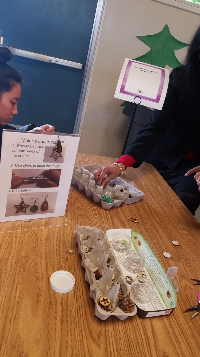 luredez82's tweet photo. #OneSMCOE jewelry making from jewels of this century, special educators! https://t.co/ZncepycV7e