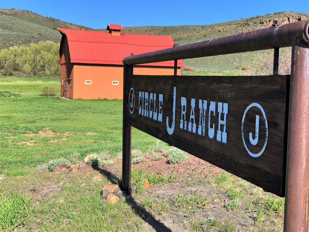farmandranchpub's tweet photo. #ShowcaseProperty #Colorado #WestWednesdays
Circle J Ranch - 741.21 Acres
Parlin, CO
https://t.co/9PEduRvGe0
#farmandranch #water #fishing #historicbarn https://t.co/LVxL4vHkI3
