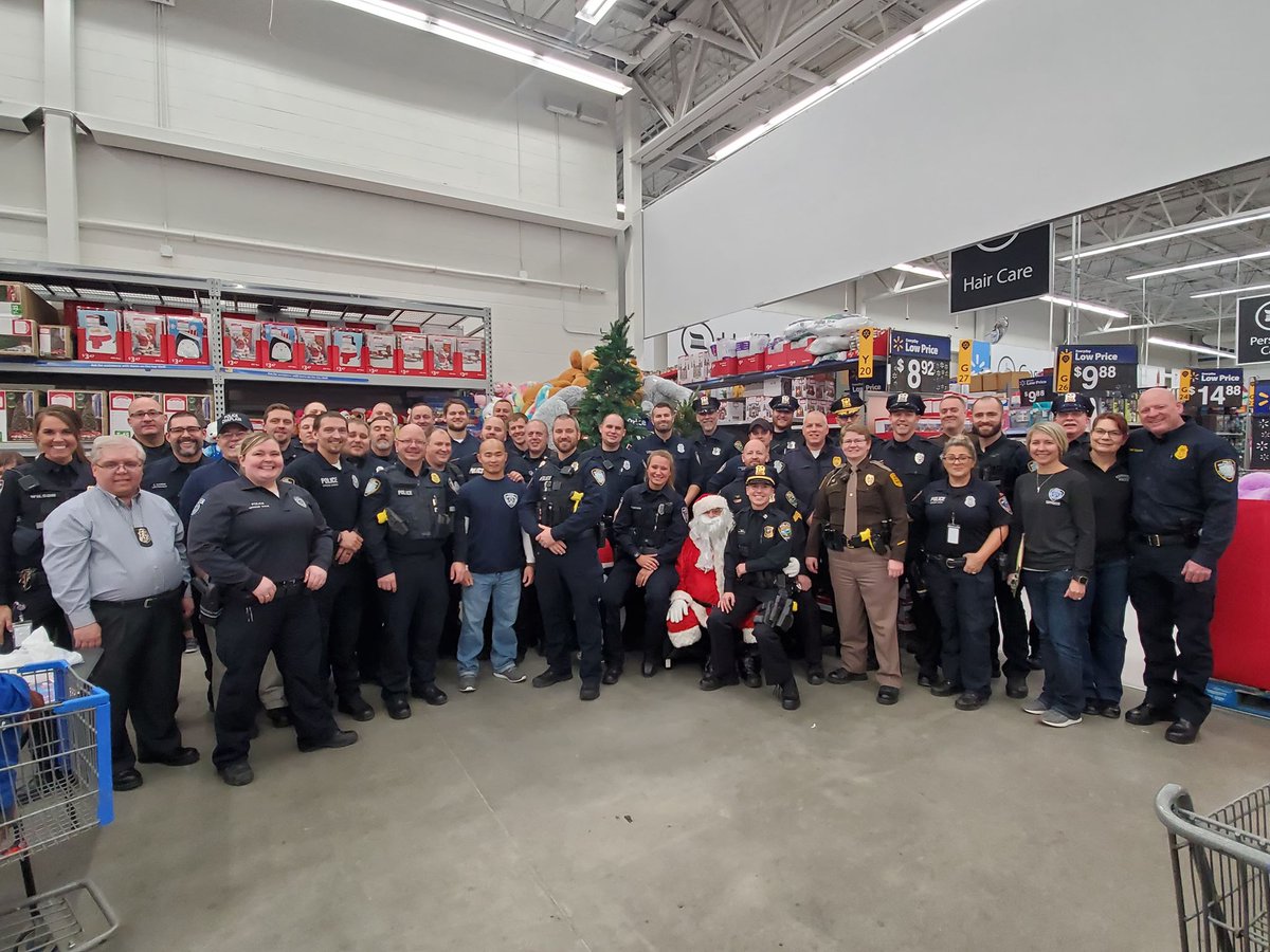 LtWilson252's tweet photo. Cops4Kids 2019! 150 smiles &amp; gifts for a wonderful Christmas! This event makes our hearts grow bigger, &amp; we are reminded what giving is all about. @AltoonaPD_Iowa &amp; @PHillPoliceDept are blessed to be a part of the @SEPolkRams &amp; the communities of @CityofAltoonaIA &amp; Pleasant Hill! https://t.co/etPJtbcAJP