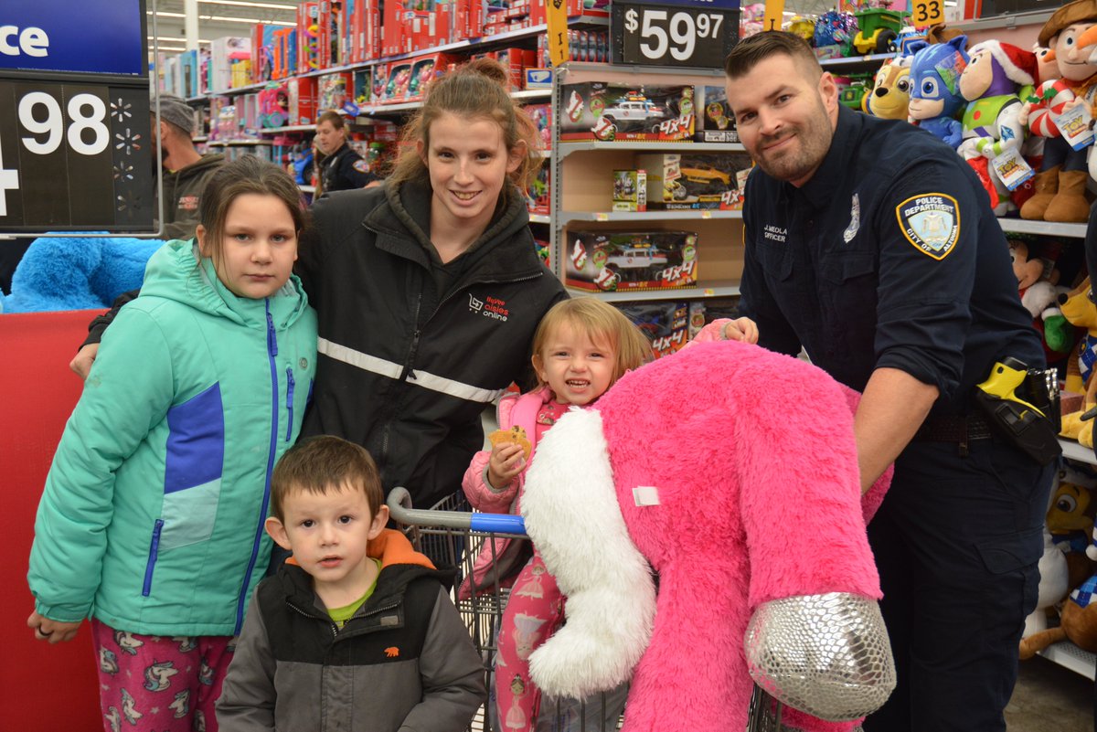 LtWilson252's tweet photo. Cops4Kids 2019! 150 smiles &amp; gifts for a wonderful Christmas! This event makes our hearts grow bigger, &amp; we are reminded what giving is all about. @AltoonaPD_Iowa &amp; @PHillPoliceDept are blessed to be a part of the @SEPolkRams &amp; the communities of @CityofAltoonaIA &amp; Pleasant Hill! https://t.co/etPJtbcAJP