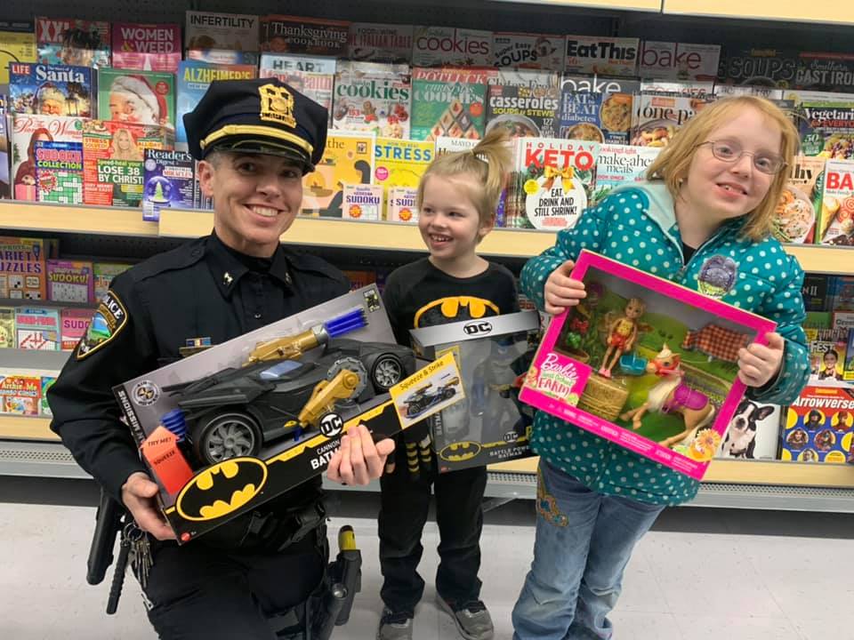 LtWilson252's tweet photo. Cops4Kids 2019! 150 smiles &amp; gifts for a wonderful Christmas! This event makes our hearts grow bigger, &amp; we are reminded what giving is all about. @AltoonaPD_Iowa &amp; @PHillPoliceDept are blessed to be a part of the @SEPolkRams &amp; the communities of @CityofAltoonaIA &amp; Pleasant Hill! https://t.co/etPJtbcAJP