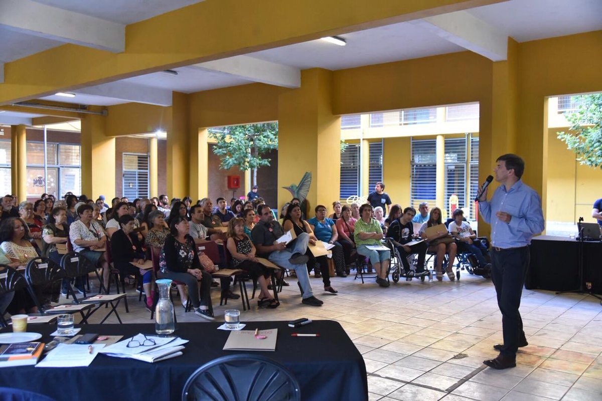 mun_huechuraba's tweet photo. [Ahora] Abogado Daniel Stingo desarrolla Taller de Formación Cívica en el Centro Educacional de Huechuraba. https://t.co/dOWNKFVc5q
