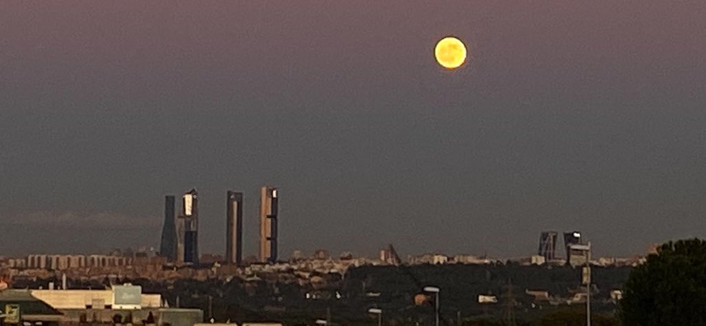 Noche de #Madrid hoy desde # Pozuelo - Autor: IPascual