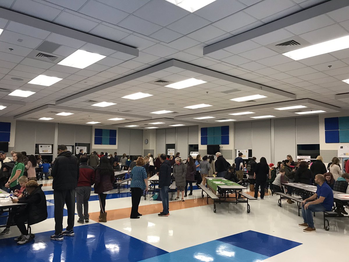 CommunityLcps's tweet image. #CSforLCPS is happening right now @WaxpoolES @csforlcps