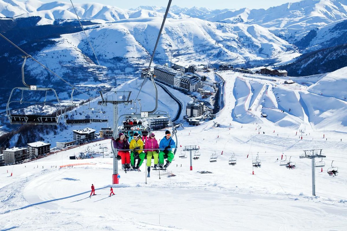 GlideToursPT's tweet photo. Do outro lado de Andorra está uma estância óptima chamada Saint-Lary Soulan. Conheces? Já abriu e são +100 km de pistas, servidas por 30 elevadores mecânicos e neve sempre garantida. Tudo com menos 2h de carro que Pas de La Casa! Vê os nossos programas em https://t.co/BxqWADiBmu https://t.co/40EIeYp2QB