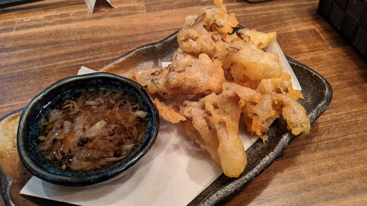 PonsyuSugitama's tweet photo. 福岡天神の大名にある立ち飲み居酒屋 #PandaRoom 

#日本酒 は8種類ほどあり、その中で本日の日本酒になっているものは390円でリーズナブルに飲めます😋

支払いシステムがカゴにお金を入れておくというユニークな先払いですが実はこの方が楽かも💡

詳細はInstagramで👇
https://t.co/t8yBR8wouZ https://t.co/LMV2IugkRn
